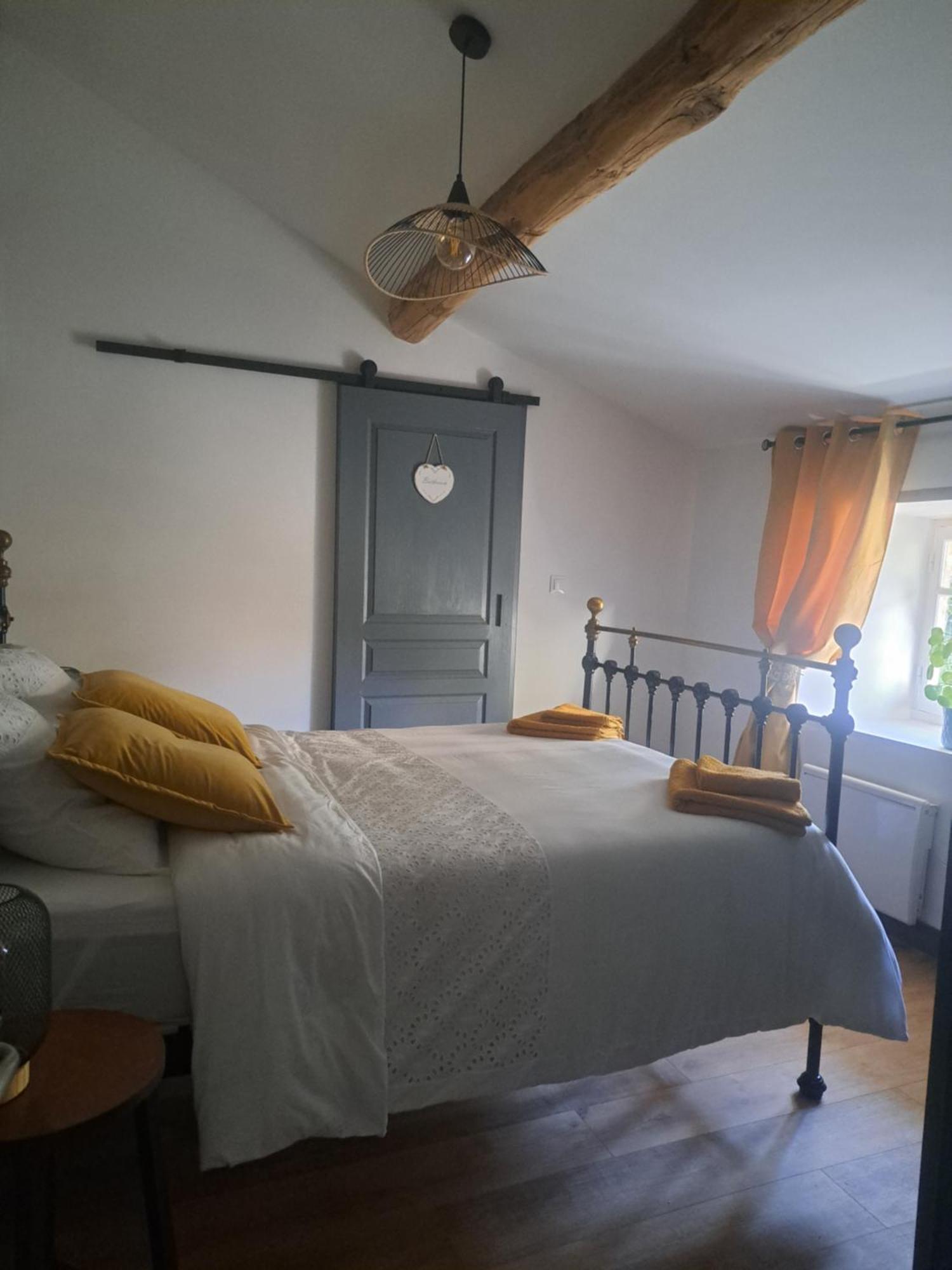 Lavallade12 Chambers D'Hotes Roussines Ruang foto